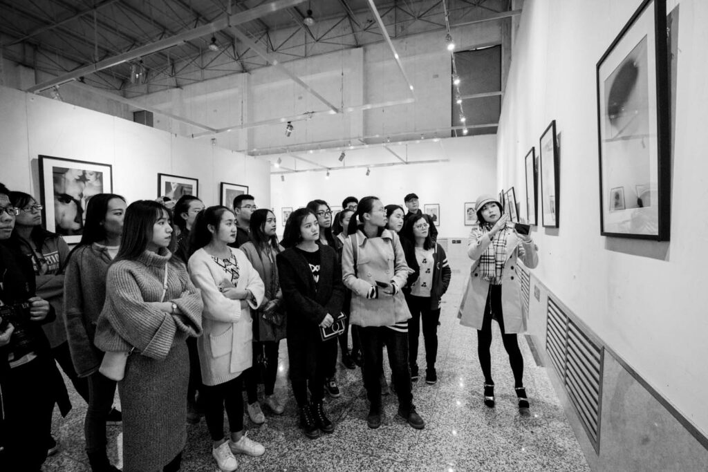 Photo pendant une exposition à l'université de Yinchuan, décrivant mon parcours de photographe sur la série Unvarnished.