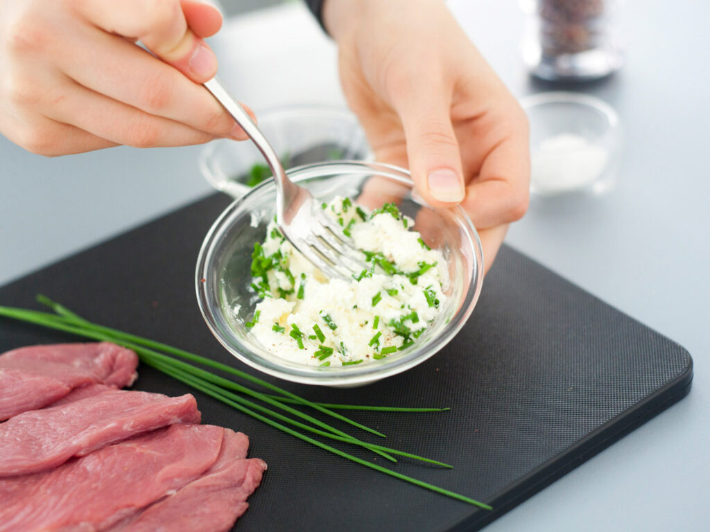 pas à pas culinaire, d'une preparation avec de la feta et de la ciboulette