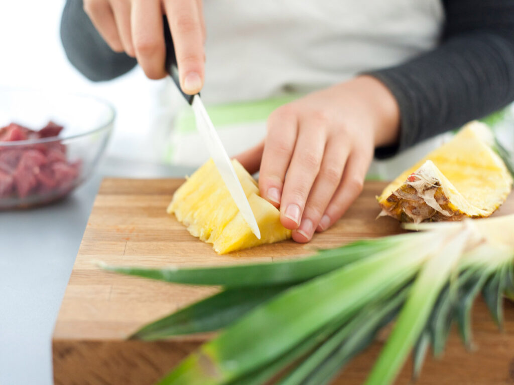 pas à pas culinaire, d'une decoupe d'ananas.