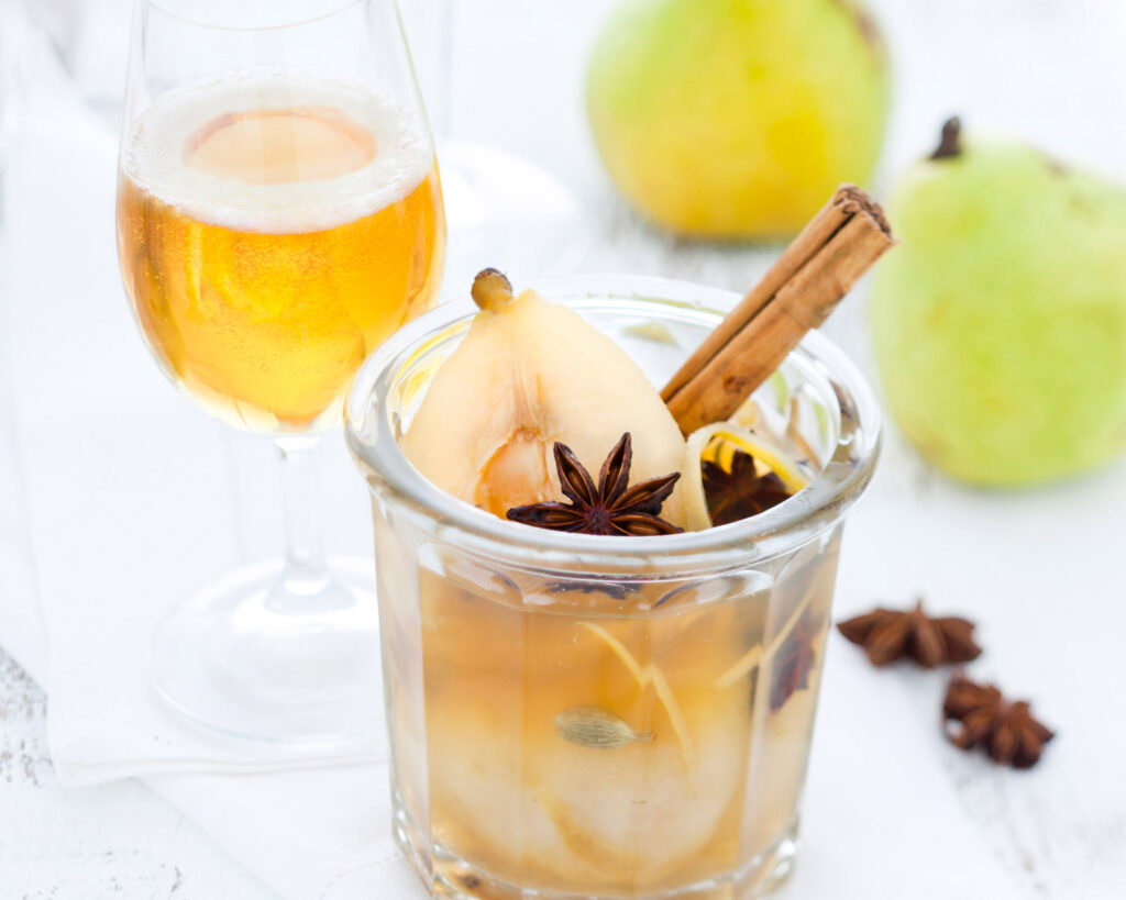 ambiance culinaire, avec une salade fruit à la poire et cannelle, et un verre de cidre