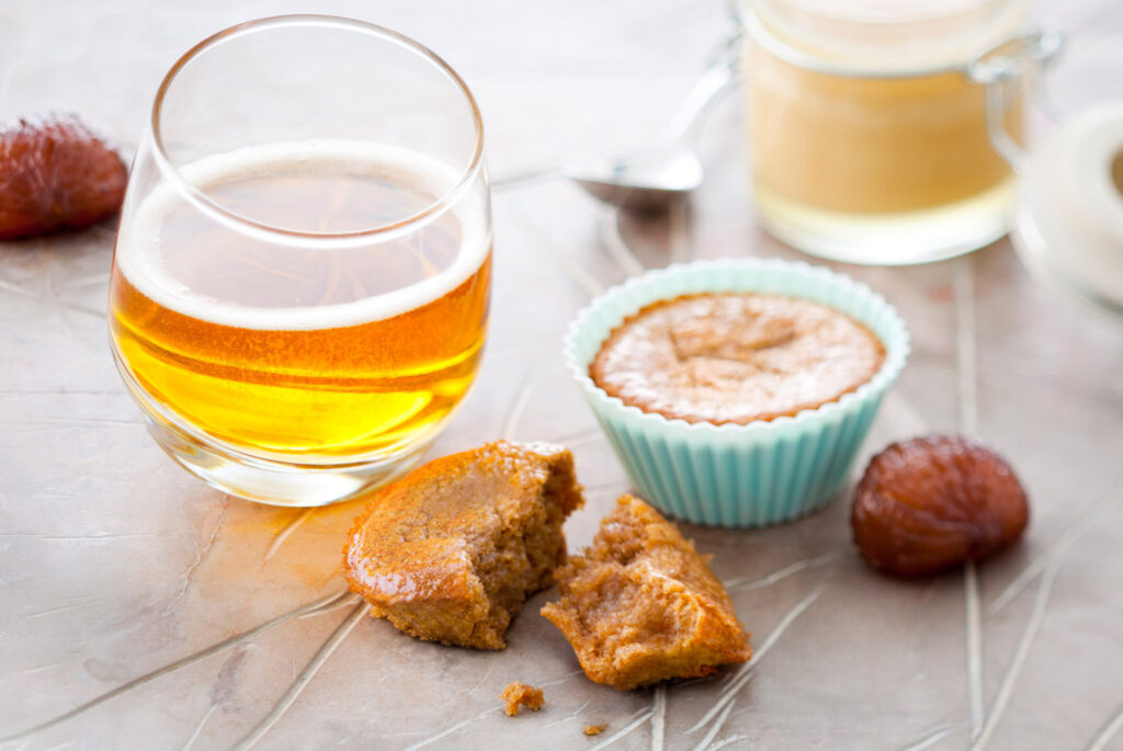 ambiance culinaire de gouter, avec un verre de cidre et des muffins au marron