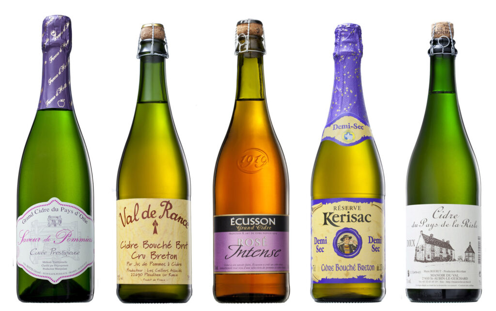 packshot produit sur fond blanc de 5 bouteilles de cidre