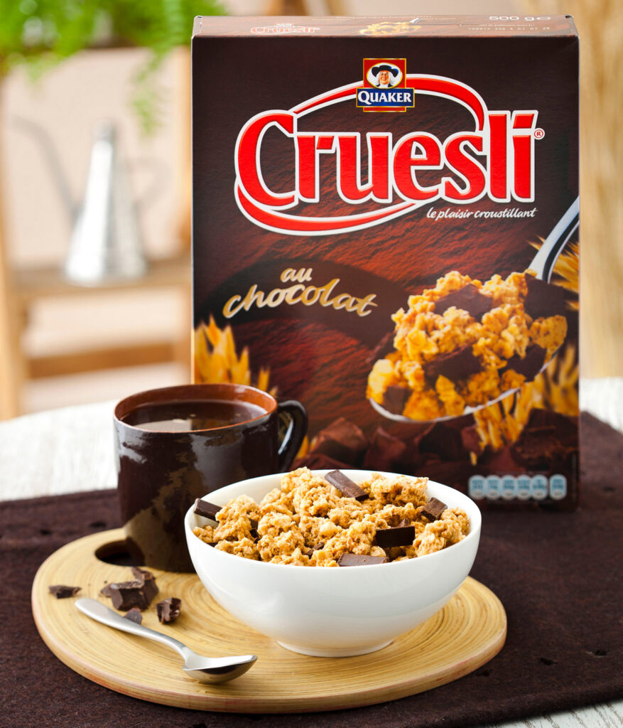 ambiance culinaire de petit dejeuner, avec les cereales au chocolat Cruesli