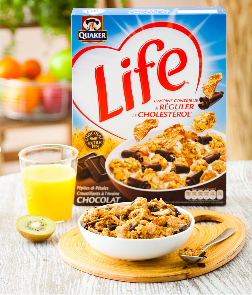 ambiance culinaire de petit dejeuner, avec les cereales, Life de Quaker et  un verre de jus de fruit