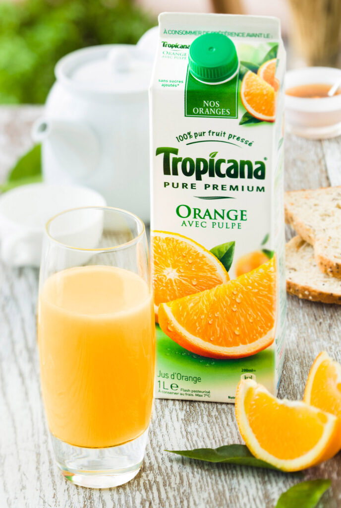ambiance culinaire de petit dejeuner, avec le jus de fruit Tropicana orange avec pulpe