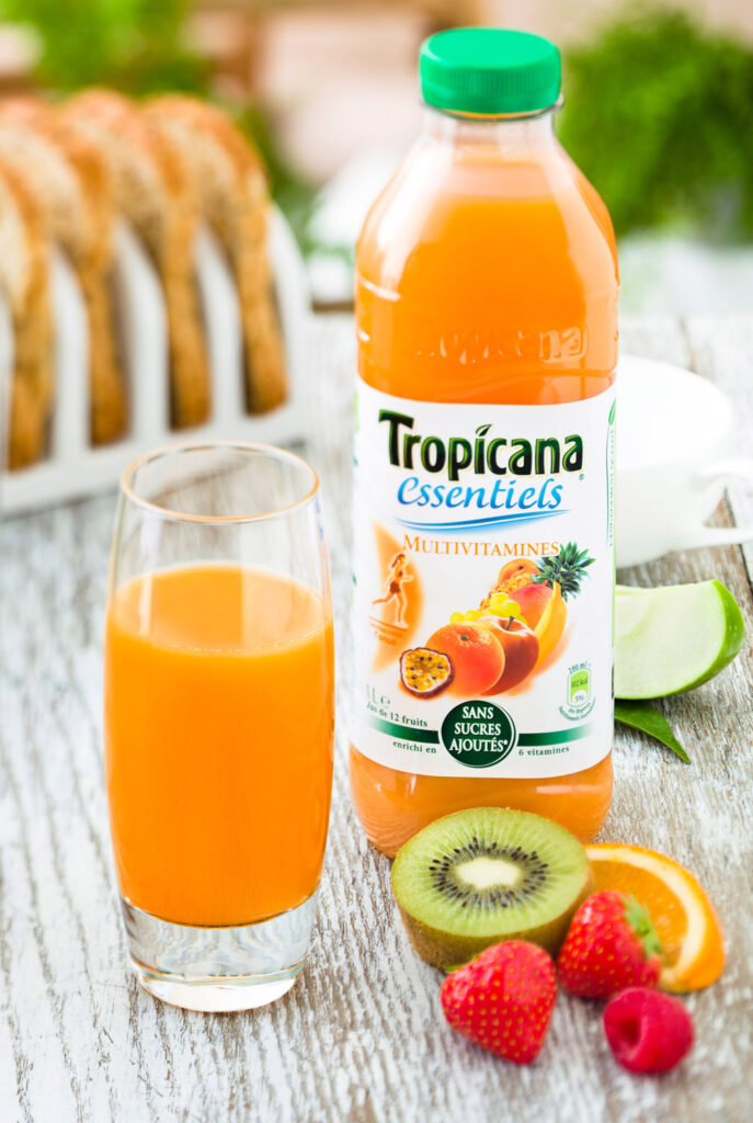 ambiance culinaire de petit dejeuner, avec le jus de fruit Tropicana multivitamines