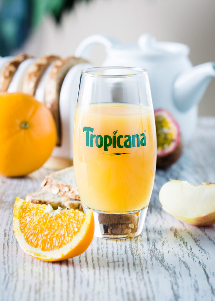 ambiance culinaire de petit dejeuner, avec un verre de jus de fruit Tropicana orange