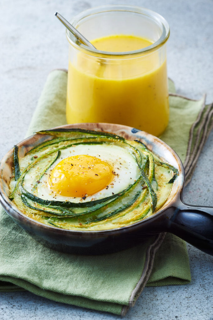 photo culinaire d'aperitif, avec une soupe froide Alvalle et une cassolette d'oeuf et courgettes.