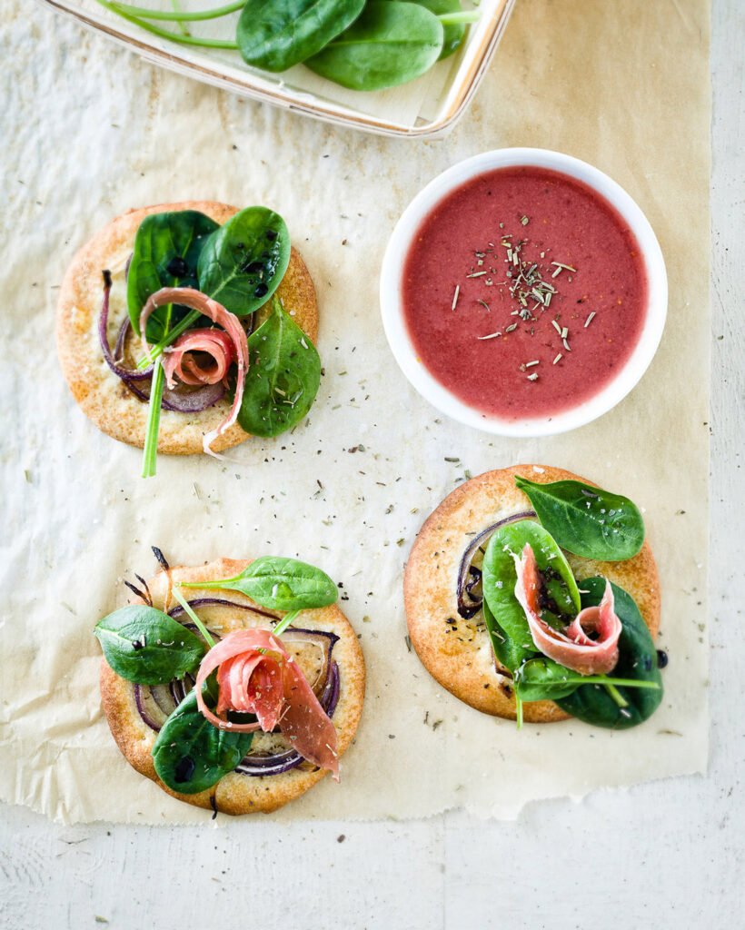 photo culinaire d'aperitif, avec une soupe froide Alvalle et des tartines d'anchois et mâche