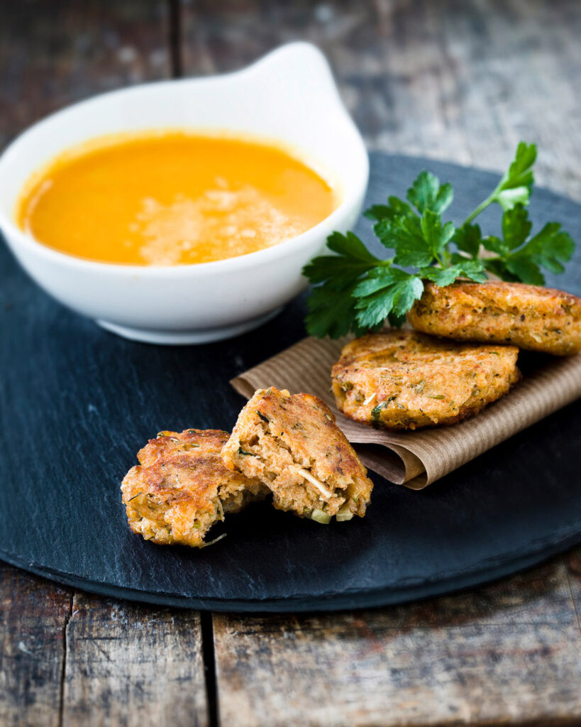 photo culinaire d'aperitif, avec une soupe froide Alvalle et beignet fris