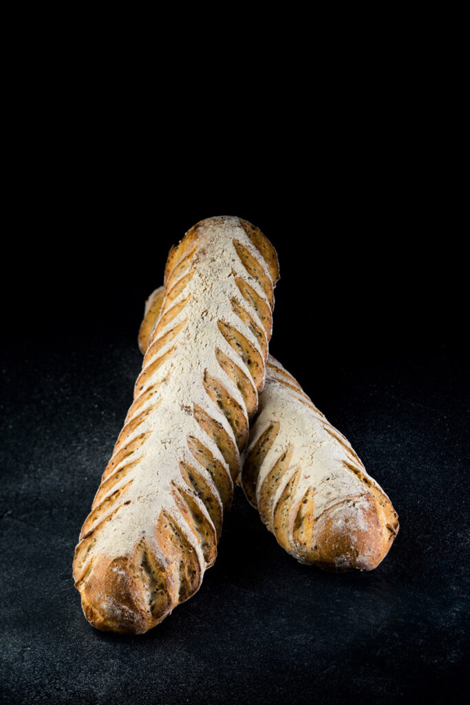 composition photo, avec de baguette tradition sur fond sombre