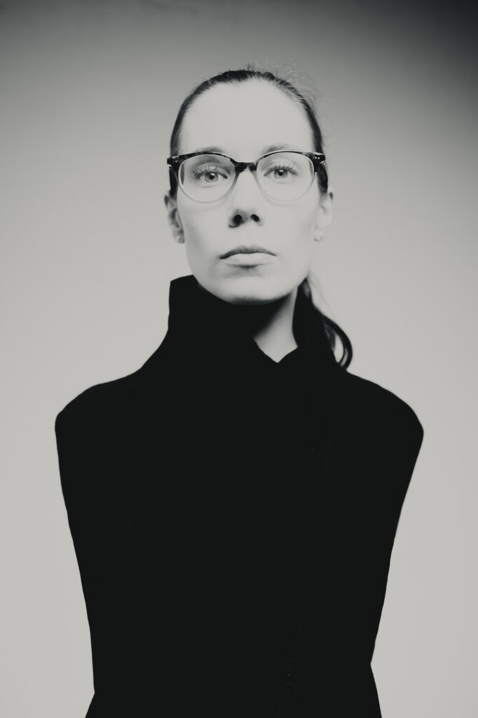 portrait en noir et blanc d'une femme regardant le photographe