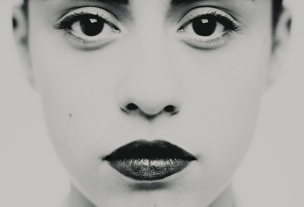portrait en gros plan d'une femme en noir et blanc