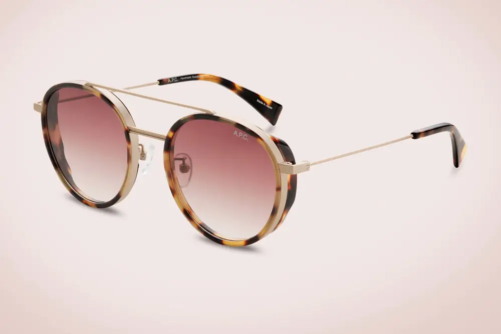 Lunettes de soleil APC rondes monture ecaille et metal, verres rose degrade sur fond rose, packshot haute qualite