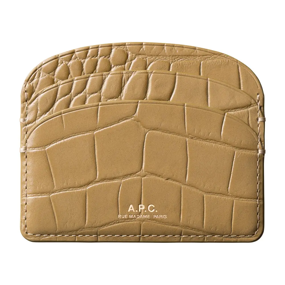 Porte‐cartes A.P.C. en cuir camel embosse crocodile, trois fentes, packshot fond blanc.