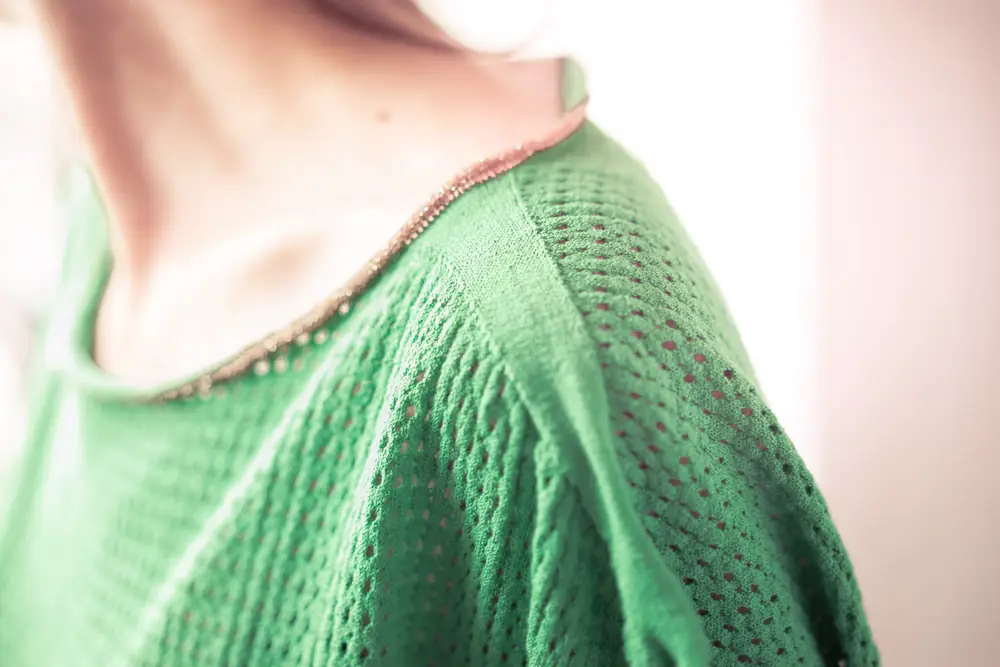 detail maille col vert mode bordeaux
