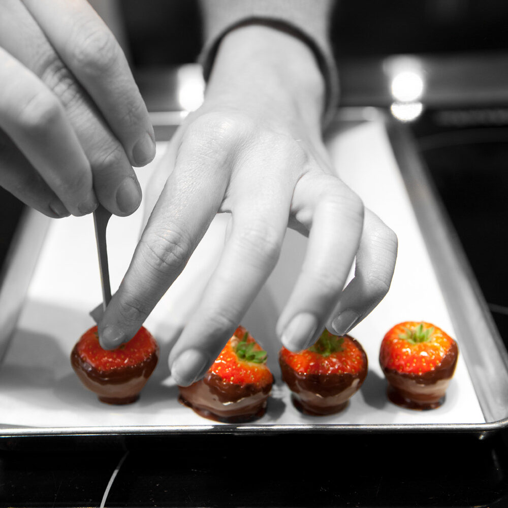 photographe culinaire, gros focus de gestes de main, pour une recette.
