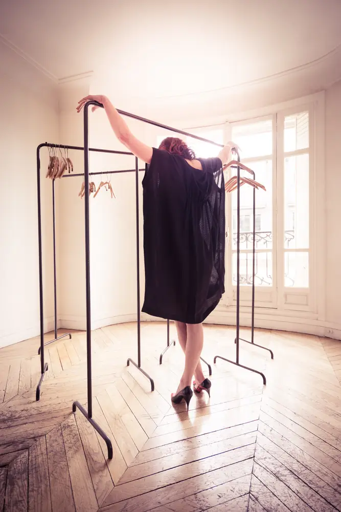 editorial mode robe noire portants bordeaux