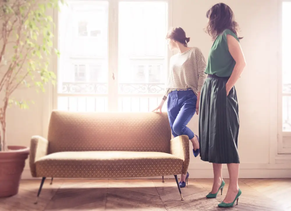 lookbook fenetre canape vintage bordeaux