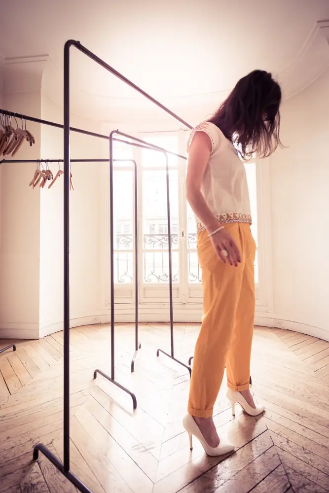 lookbook pantalon ocre lumiere fenetre bordeaux