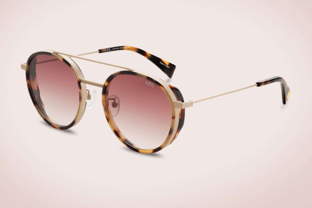 packshot d'une paire lunette posée sur un fond de couleur