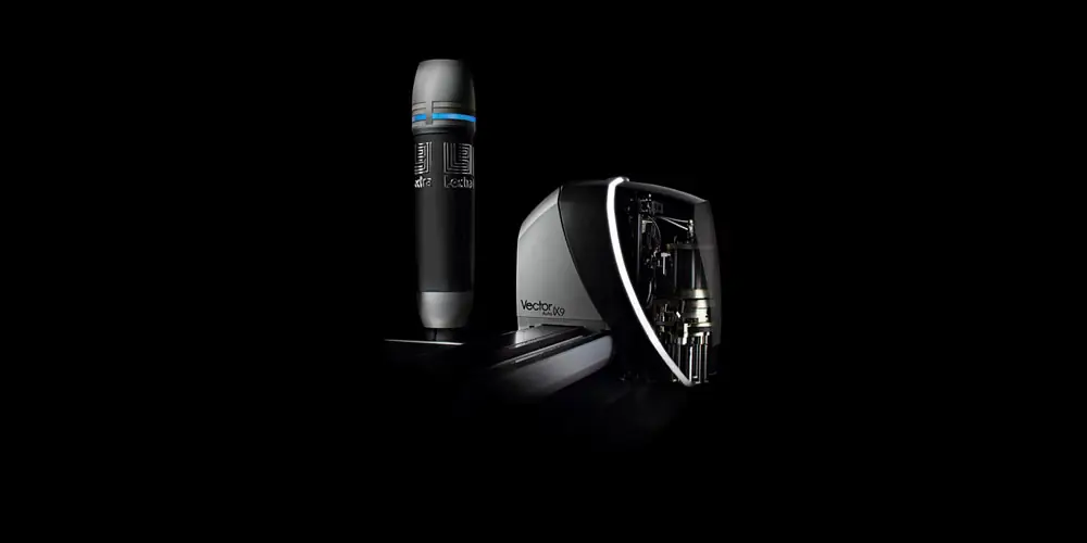 machine de decoupe industrielle lectra vector avec module cylindrique et tete de coupe sur fond noir