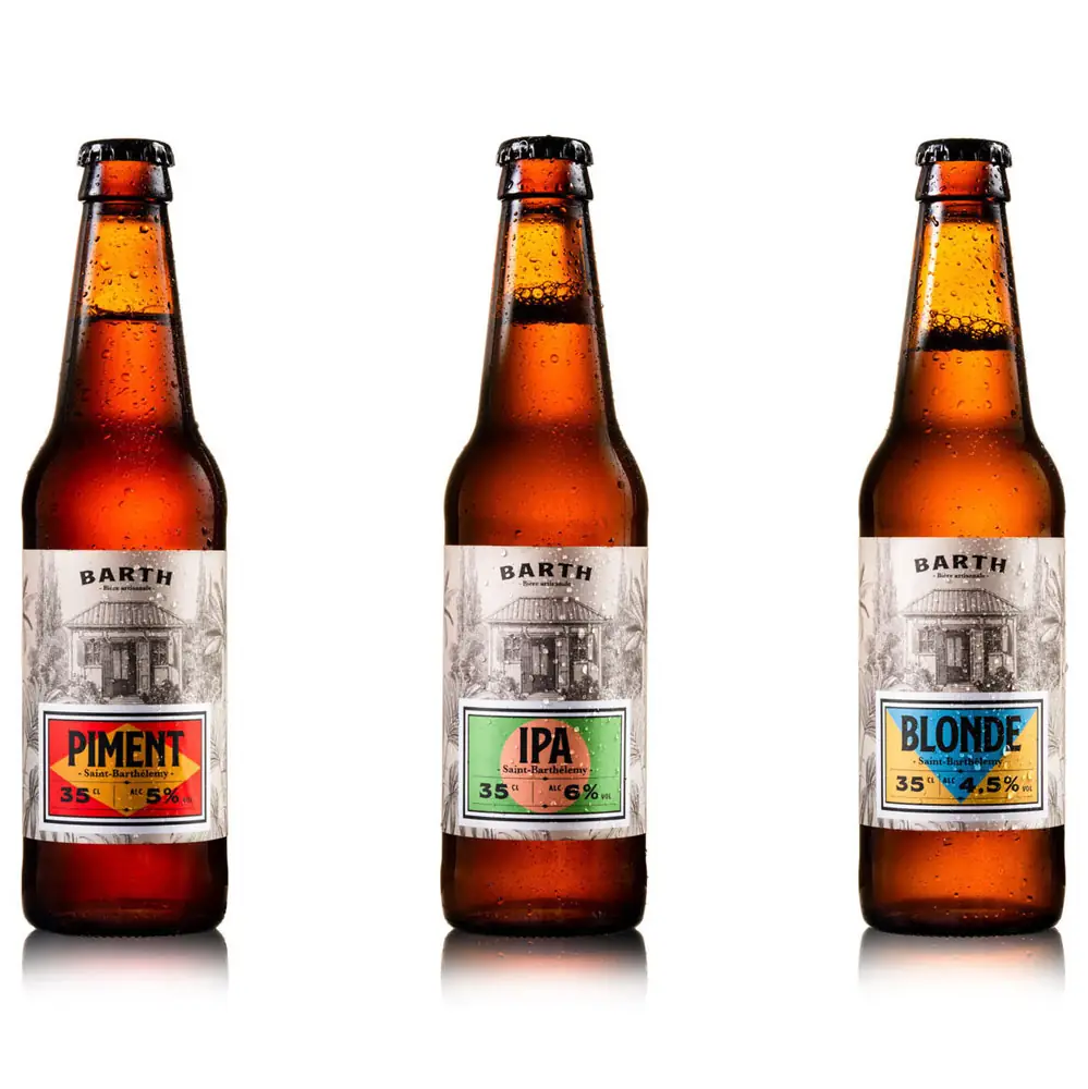 Trio de bieres artisanales Barth 33 cl, etiquettes IPA blonde et piment, packshot sur fond blanc avec gouttes
