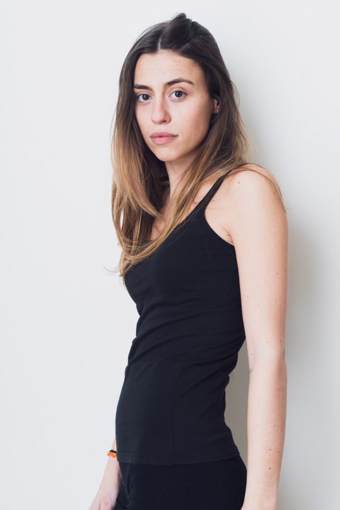 photo book pola studio pose 003