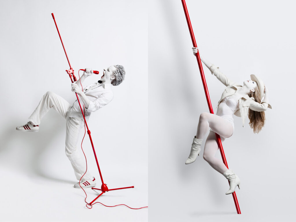photo campagne pub, excel tbwa avec 2 personnages maquille en blanc