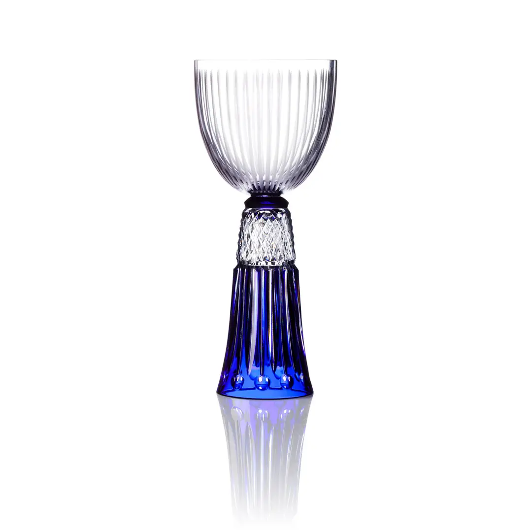 verre en cristal bleu et transparent design packshot sur fond blanc