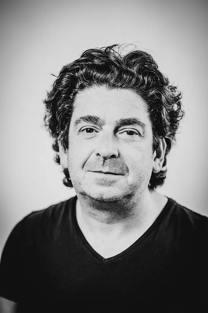 portrait d'un homme en studio Noir et Blanc
