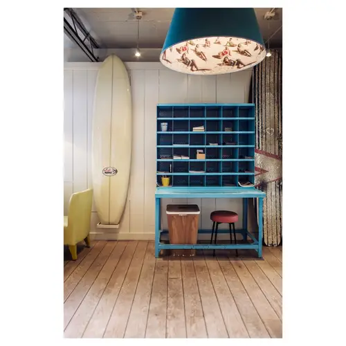 reportage photo sur la décoration vintage d'un restaurant avec surf à biarritz