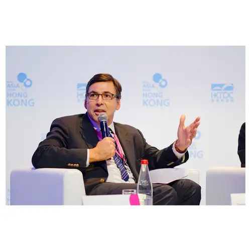 reportage photo sur intervenant en costume parlant au micro lors d une conference think asia think hong kong à paris