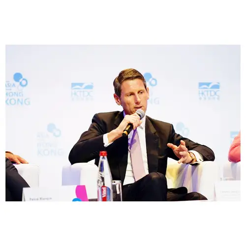 reportage photo événementiel sur un intervenant en costume parlant au micro lors d une conference think asia think hong kong à paris