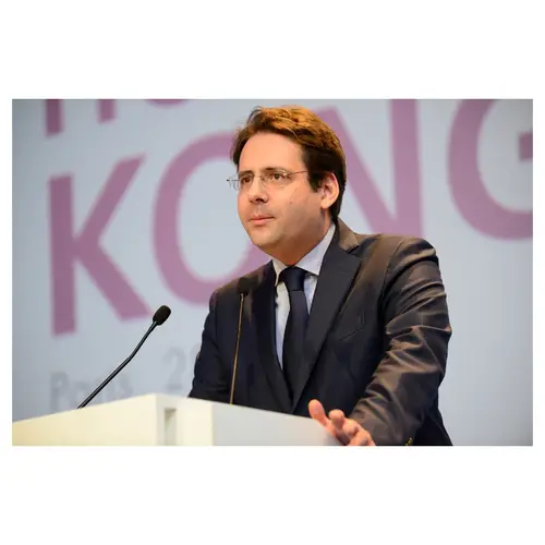 reportage corporate sur un intervenant en costume donnant un discours à la conference hktdc à paris