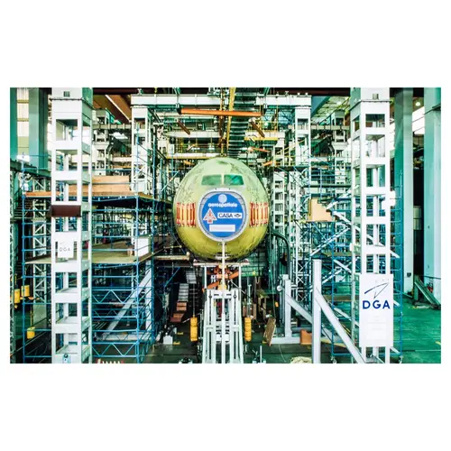 reportage industriel avec un fuselage d'avion en construction dans une usine aéronautique à toulouse