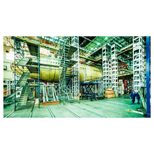 structure d avion en cours d'assemblage dans une usine aéronautique