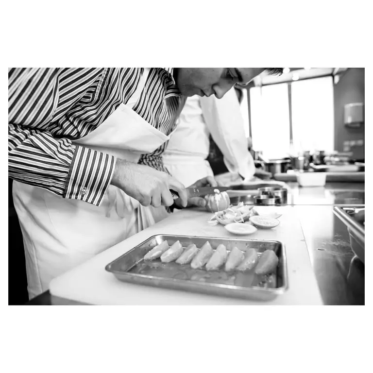 Atelier de découpe d’agrumes en cuisine, geste précis en plongée, idéal pour illustrer un pas à pas.