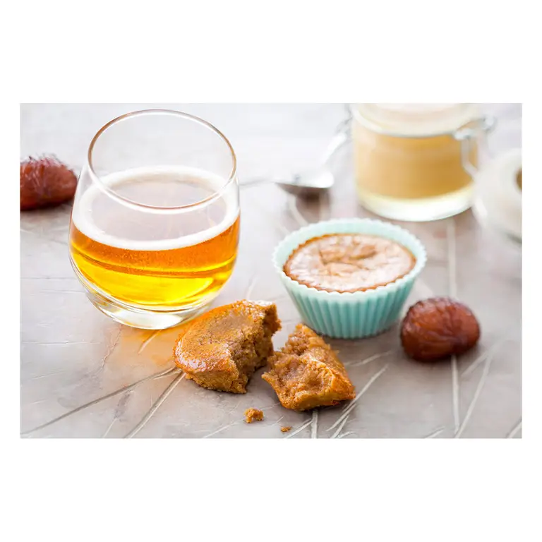 Verre de cidre ambré avec moelleux à la châtaigne, un gâteau entamé en premier plan dans une mise en scène gourmande, d’une fiche recette.