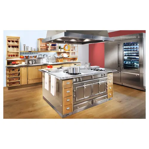 photo d'une cuisine professionnelle en ilot lacornue, haut de gamme en inox et bois