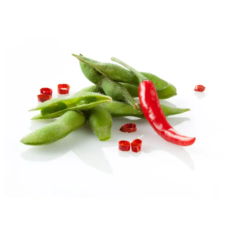 Gousses d’edamame et piment rouge, rondelles épicées arrière plan sur fond blanc avec rendu photo très design.