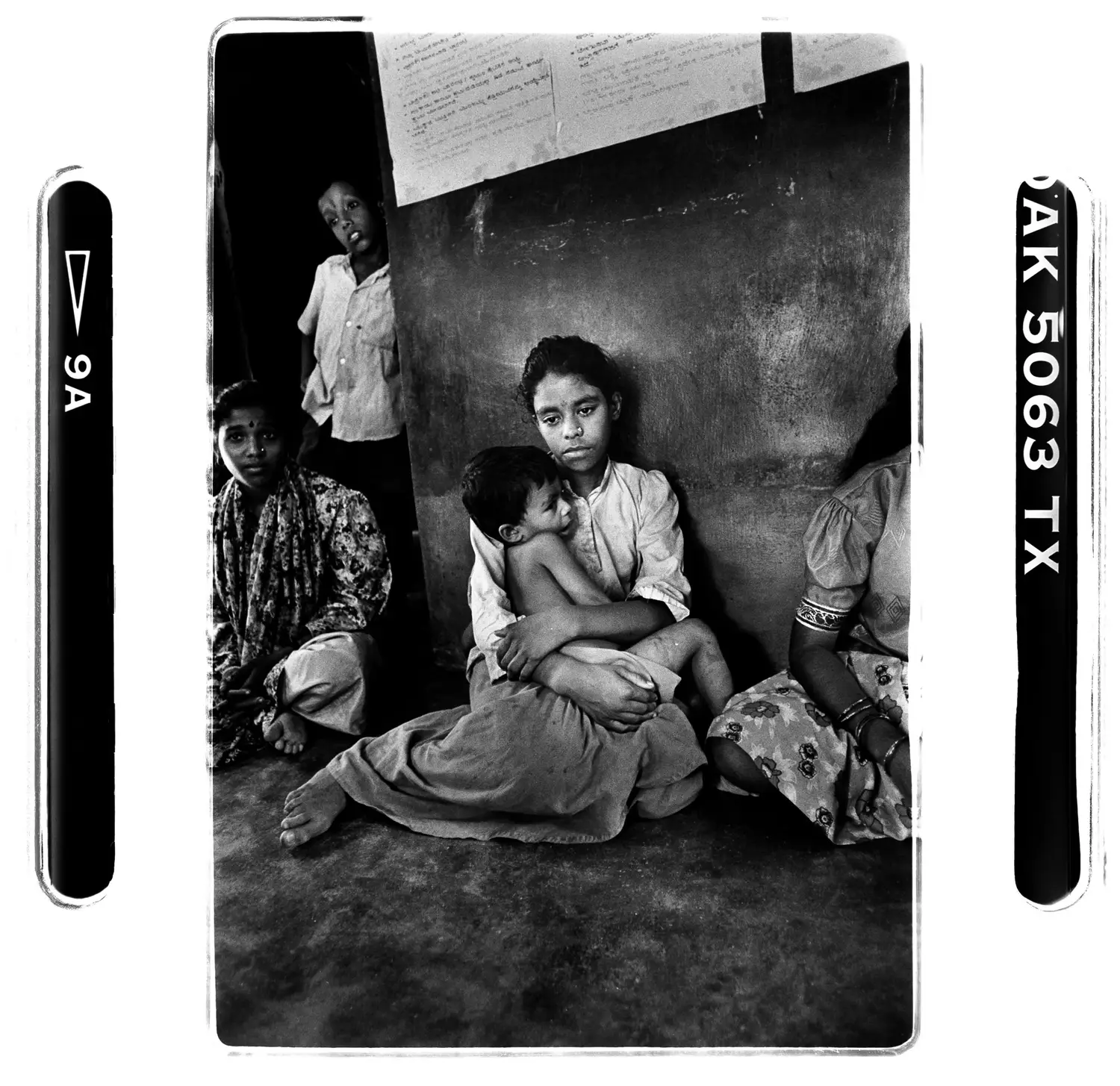 enfant assis triste rue Inde photographie humaniste
