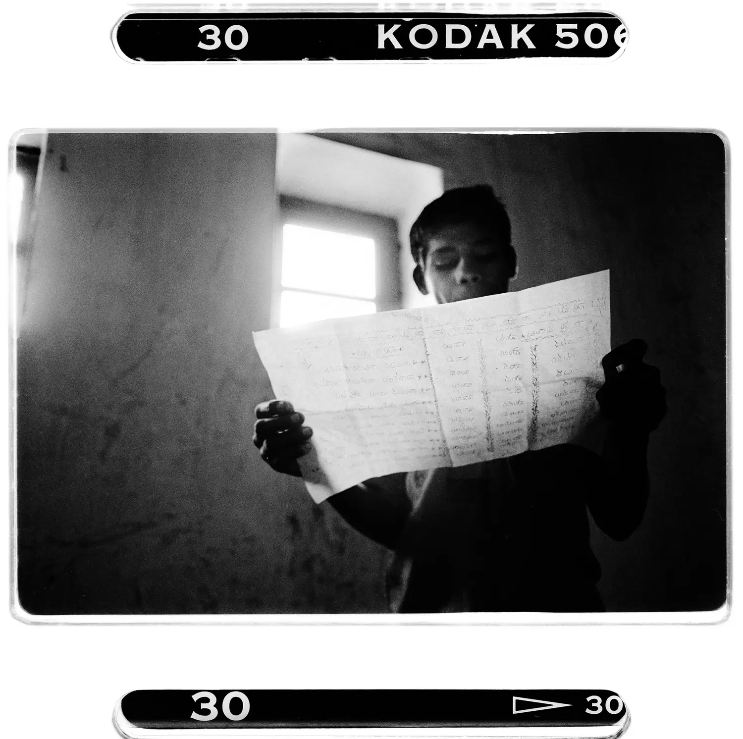 enfant dans abri une classe d ecole photographie documentaire Inde