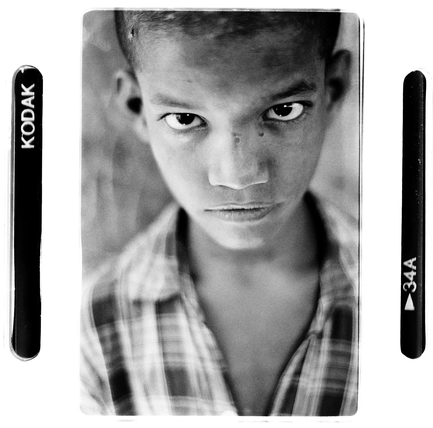 portrait enfant garcon des rues regard camera Inde photographie sociale