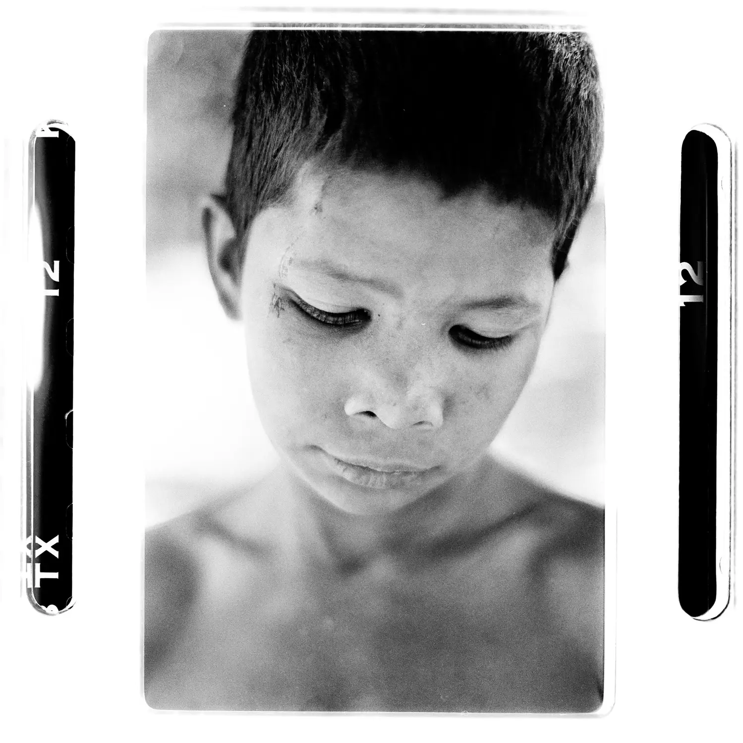 portrait enfant pensif introspection rue Inde photographie sociale