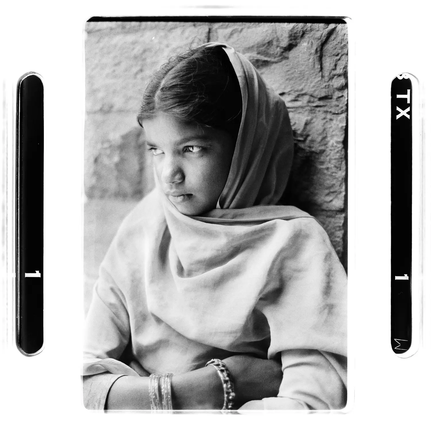 portrait jeune fille des rues solitude Inde photographie sociale