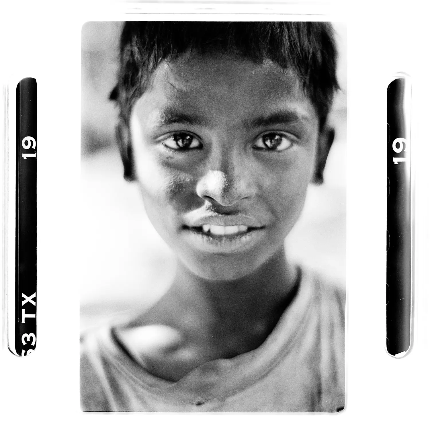portrait garcon adolescent des rues Inde photographie humaniste noir blanc