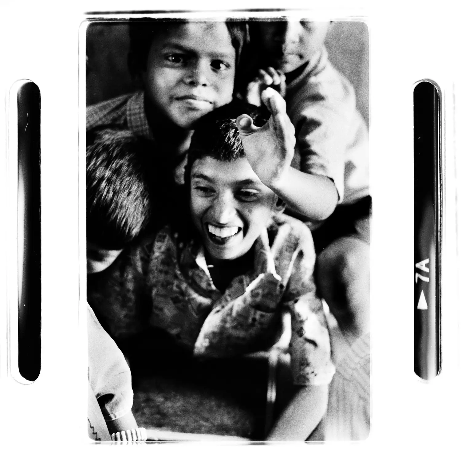 tendresse entre enfants des rues Inde photographie humaniste
