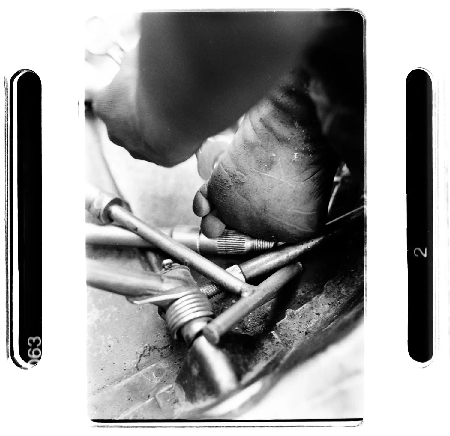 enfant travail force rue Inde photographie sociale noir et blanc