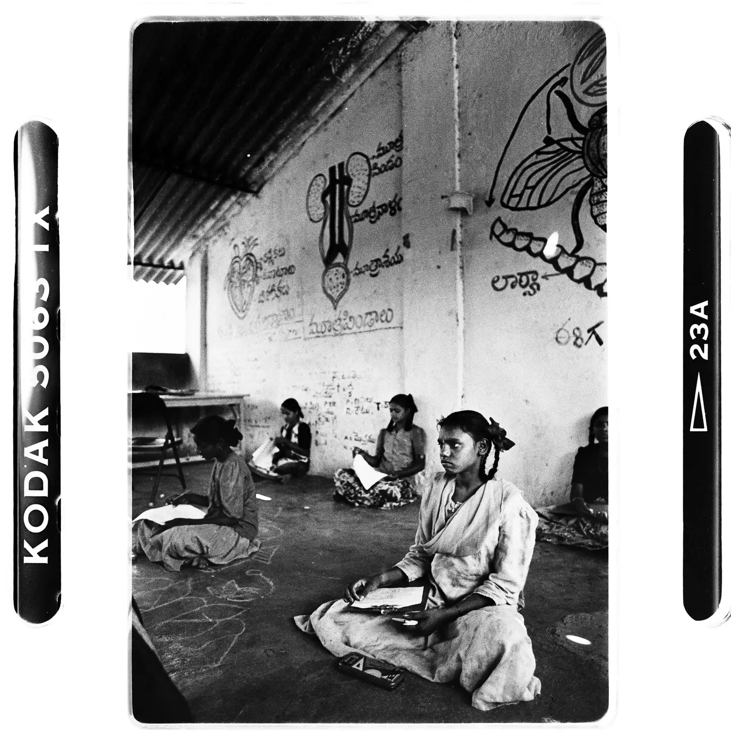 jeune fille assis a l ecoleInde photographie documentaire
